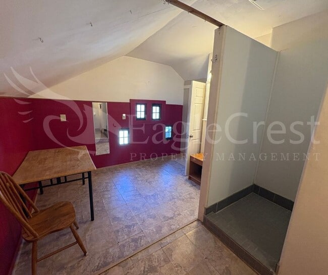 Building Photo - Large 8-Bedroom Home Across from Whitman College – Lawn Care Included