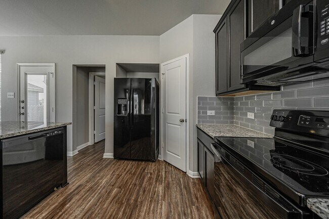 Building Photo - 525 Fallbrook Dr