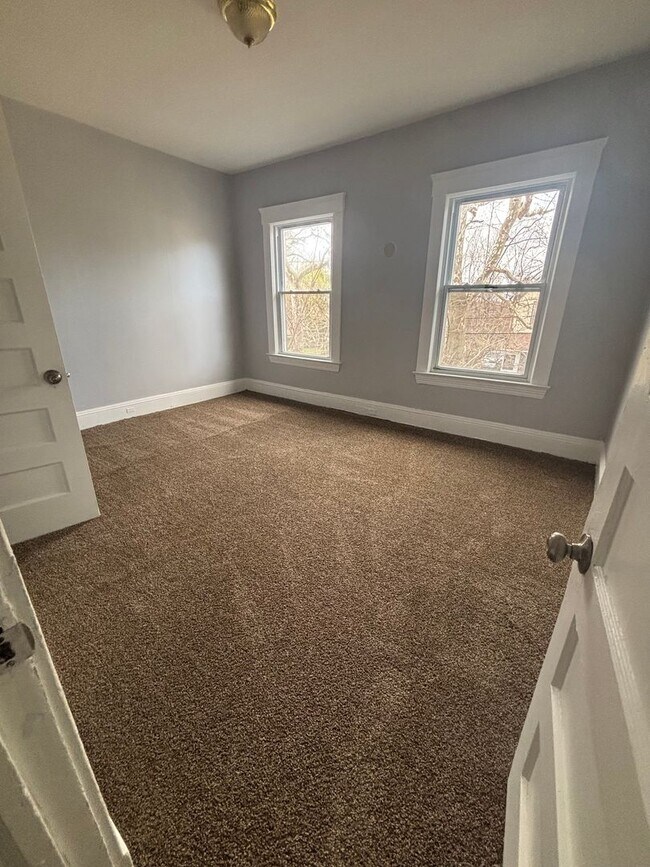 Building Photo - 4bd Single Section 8/Cash Pay