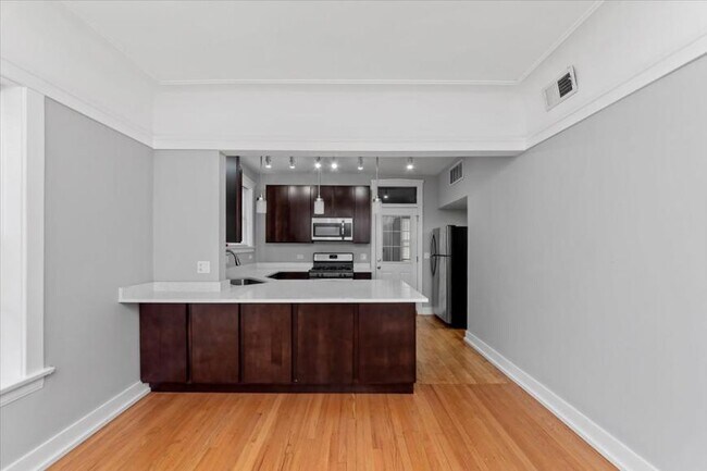 Building Photo - 2 bedroom in Chicago IL 60625