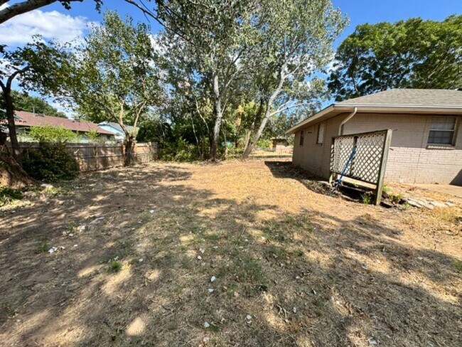 Building Photo - 2021 Elmhurst Dr