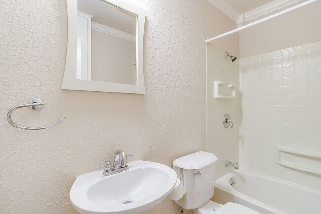 Building Photo - Well maintained 3 bedroom home in 76107