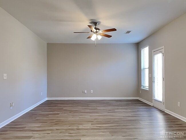 Building Photo - 528 Tulip Ln