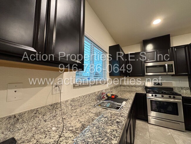 Building Photo - West Roseville - Solar - 4 Bed, 2 Bath - Q...