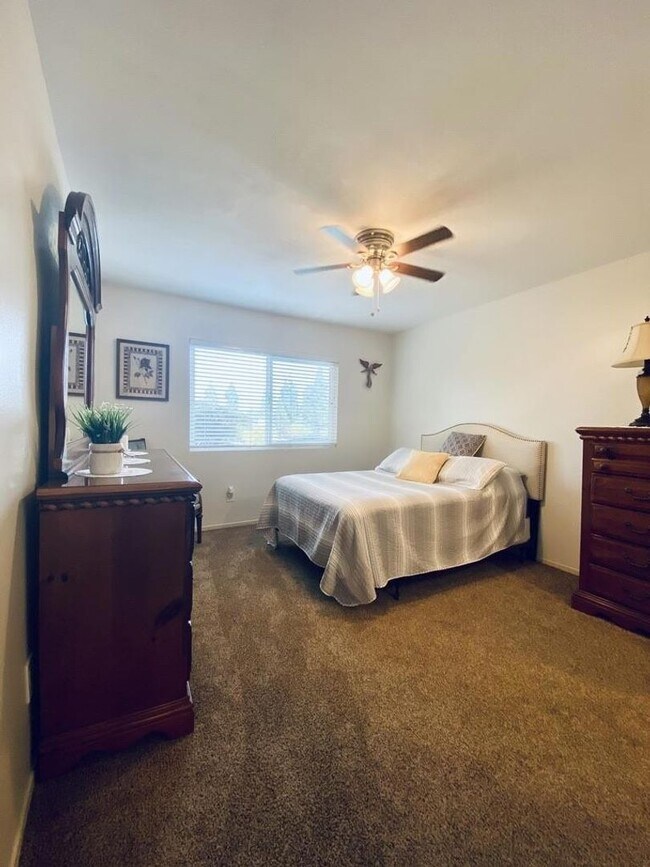 Building Photo - Eastlake Shores Downstairs Condo feat. Two Bedrooms and Two Bathrooms