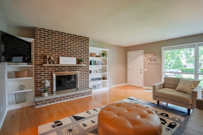 Building Photo - Charming West Side Single Family Home with Mid Century Modern feel