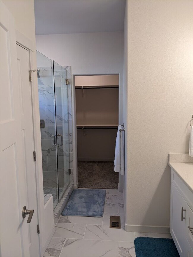 Building Photo - FULLY FURNISHED 3 Bed Luxury End Unit Townhome backs to Nature