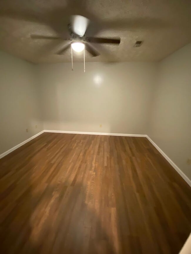 Building Photo - 131 Lake Dr