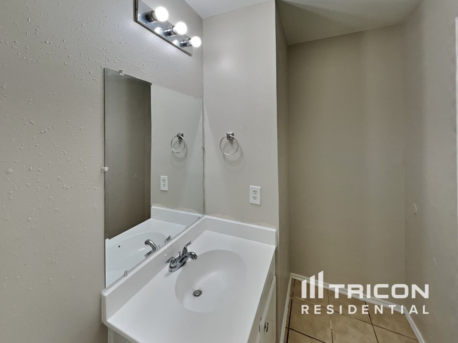 Building Photo - 12844 Edgewood Park Dr