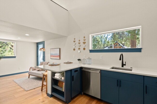 Building Photo - 960 NE Norton Ave