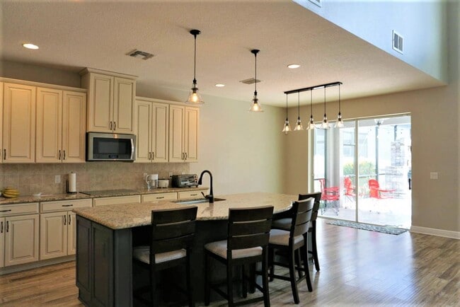 Building Photo - Orchard Hills 6 bed / 3.5 Bath - Partially Furniushed