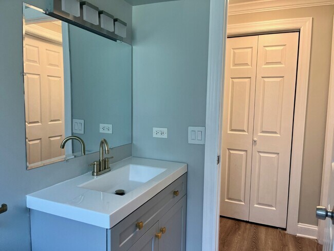 Building Photo - Rehabbed 2 Bedroom In Prime Lake Bluff Location - Pet Friendly - Free Parking!