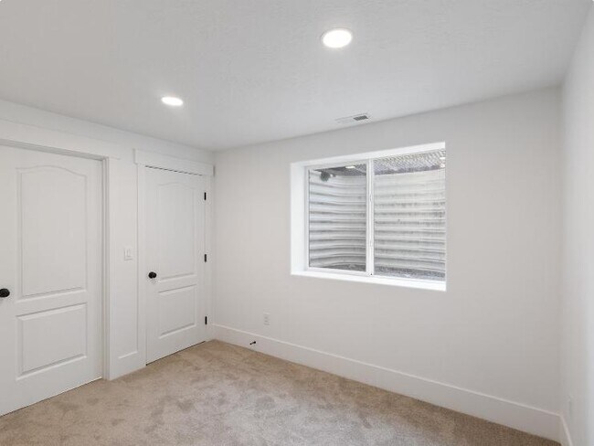 Building Photo - 636 N 1280 E