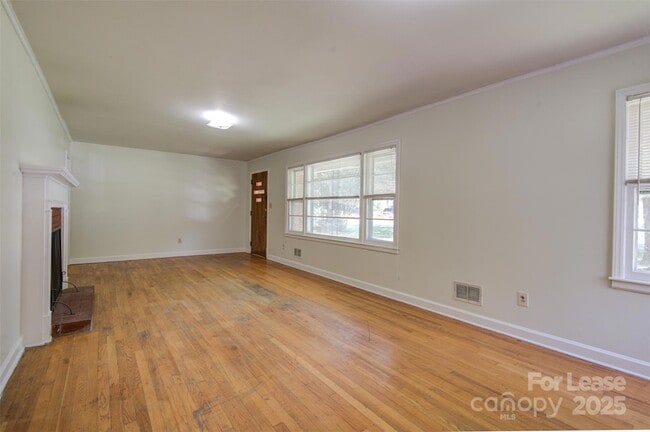 Building Photo - 607 W 19th Ave