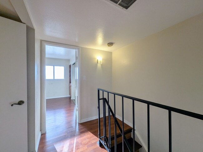 Building Photo - 2233 W Farmdale Ave