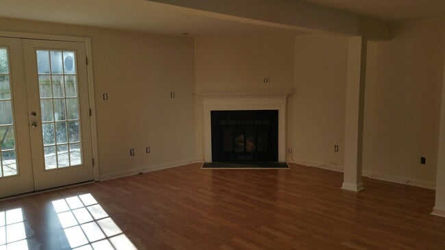 Building Photo - HALLIWELL4309