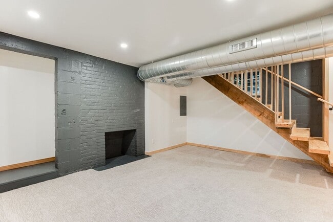 Building Photo - Amazing 2 bedroom, 2 bathroom 1,330 sf hom...