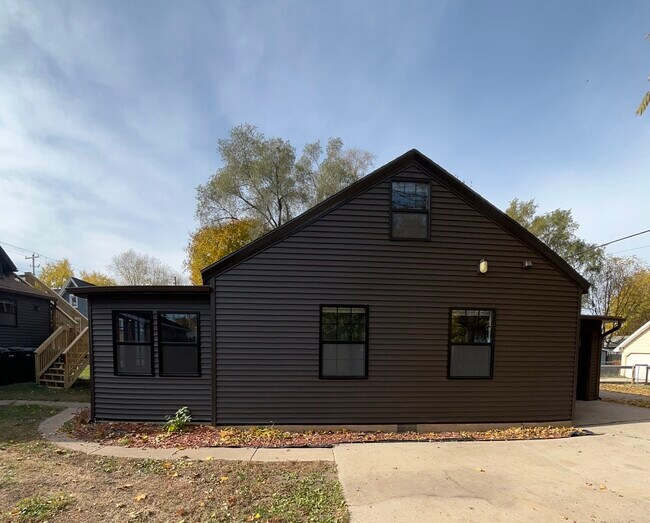 Building Photo - 1411 Portland Ave