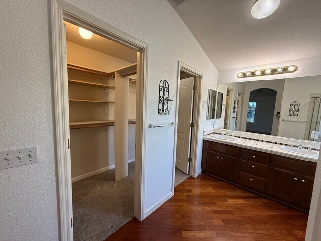 Building Photo - Large two story in Rose Hollow neighborhoo...