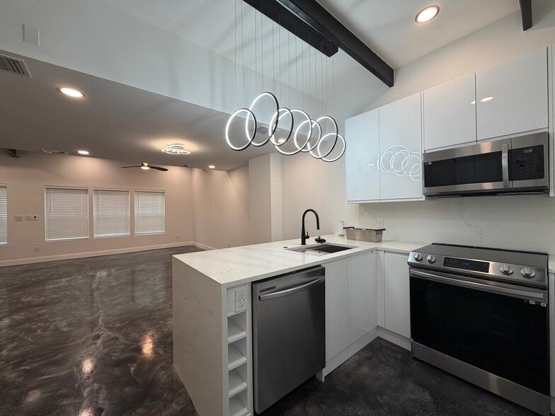 Building Photo - 222 S Olive St