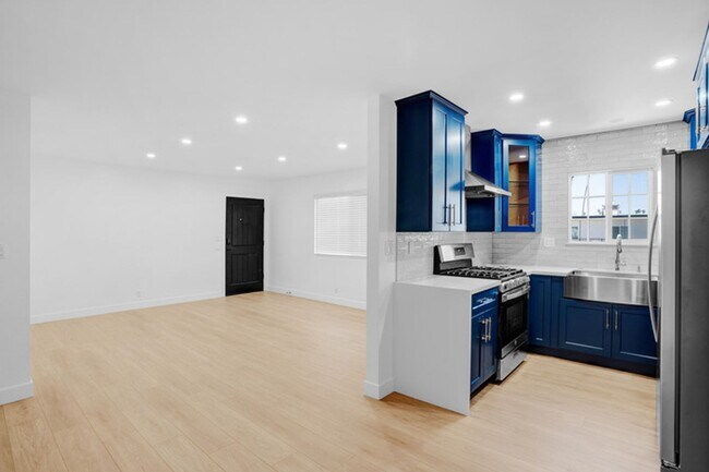 Building Photo - Fully Renovated 2 Bed / 2 Bath Upstairs Unit – Modern Finishes | 2 Parking | Alhambra