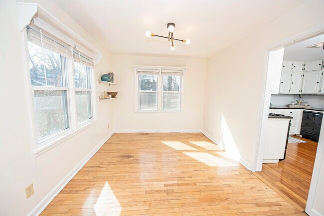 Building Photo - 1448 E Walnut St