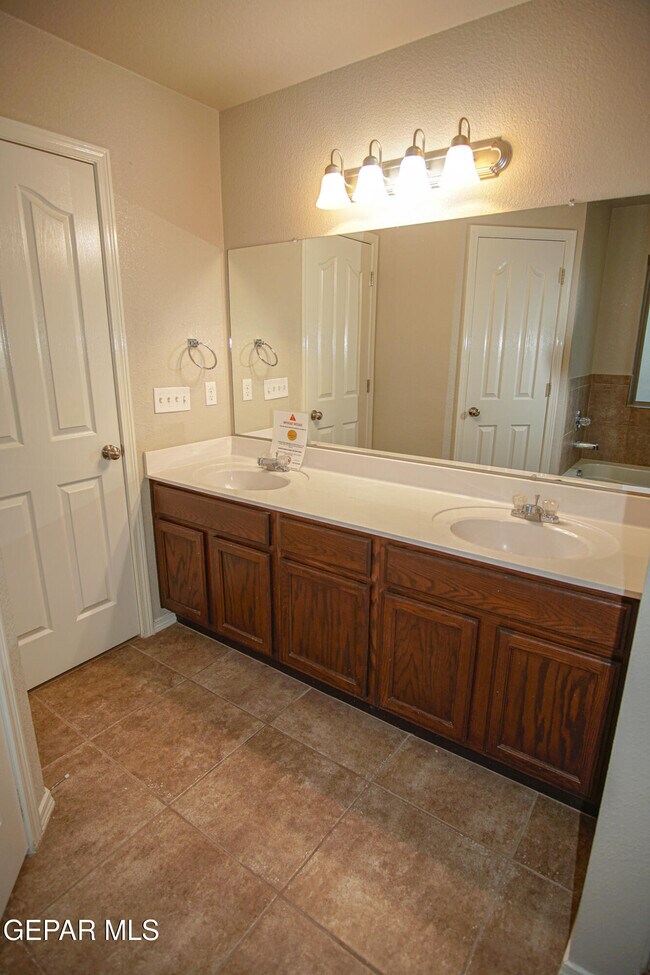 Building Photo - 10692 Canyon Sage Dr