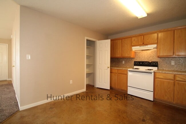 Building Photo - Cove Three-Bedroom!