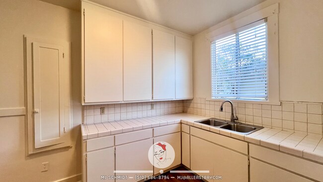 Building Photo - Lovely 1/1 walking distance to shopping, restaurants, public transportation!