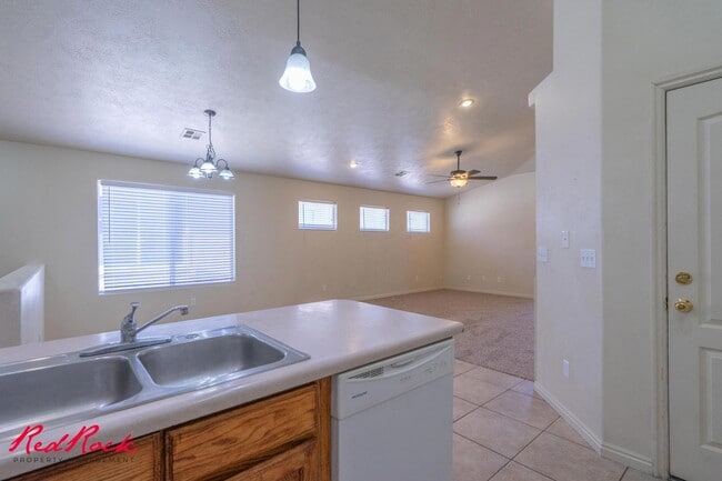 Building Photo - Fresh Carpet! Spacious 5-Bedroom Townhome
