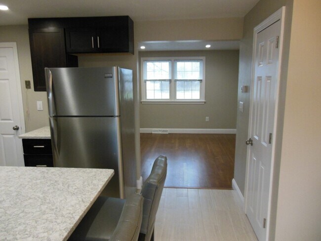 Building Photo - 84 Hooper Rd