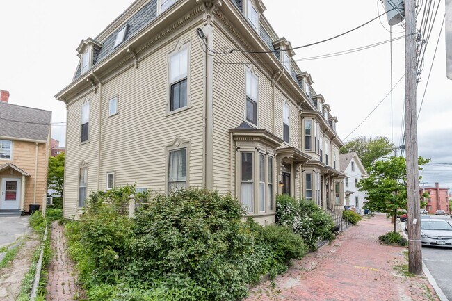 Building Photo - 256 Vaughan St