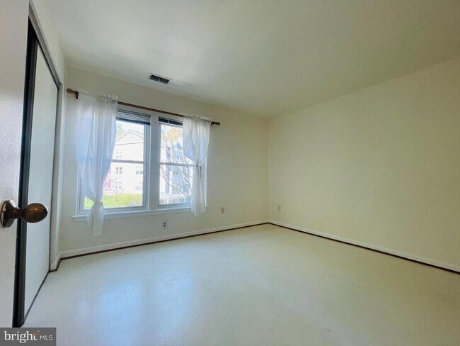 Building Photo - 7715 Lafayette Forest Dr