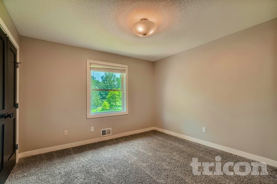 Building Photo - 15931 Vintage St NW