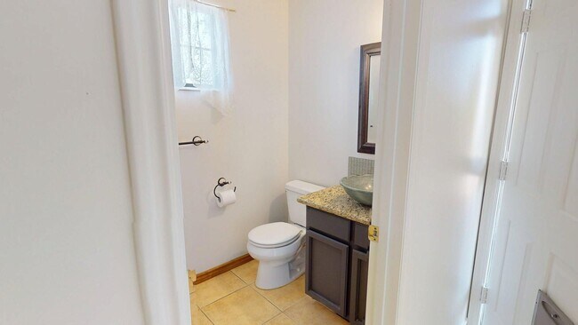 Building Photo - Freshly Updated Gem in Desirable East Side Sandy