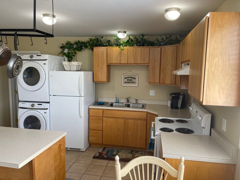 Kitchen - 183 W Anderson Rd