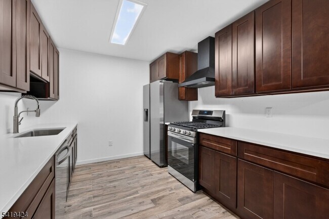 Building Photo - 485 Broadway