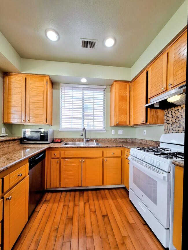 Building Photo - Beautiful 3bd Tri-level Home With Pool, Pl...