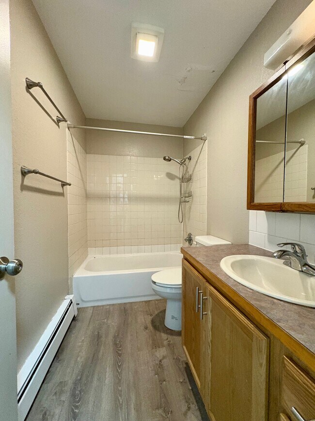 Building Photo - 917 E 46th Ct