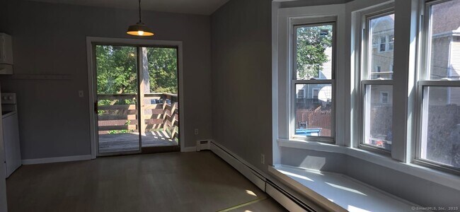 Building Photo - 306 Sigourney St