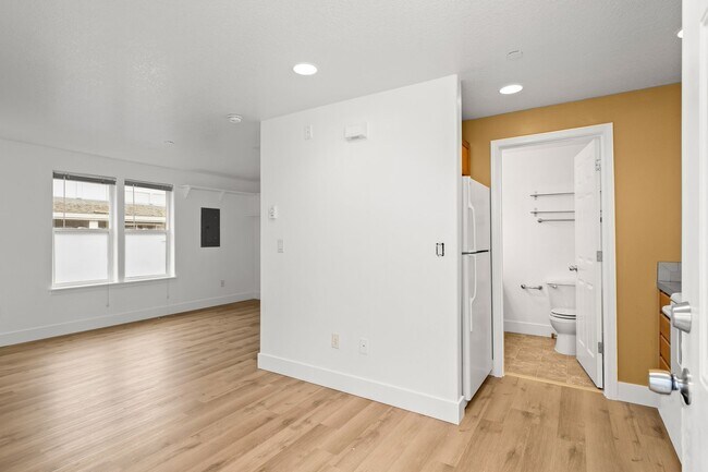 Building Photo - Cozy Studio Apartment in SE Portland w/ Laundry