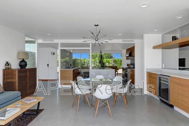 Building Photo - 3133 N Sunnyview Dr