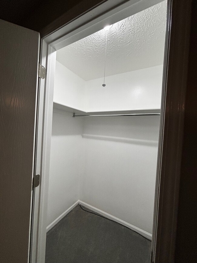 Building Photo - 981 Yale Ave