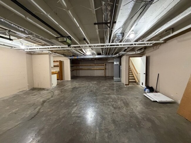 Building Photo - **MOVE IN SPECIAL, 1/2 OFF FIRST MONTHS RENT** 2 Bedroom 1 Bath Duplex with garage/basement and c...