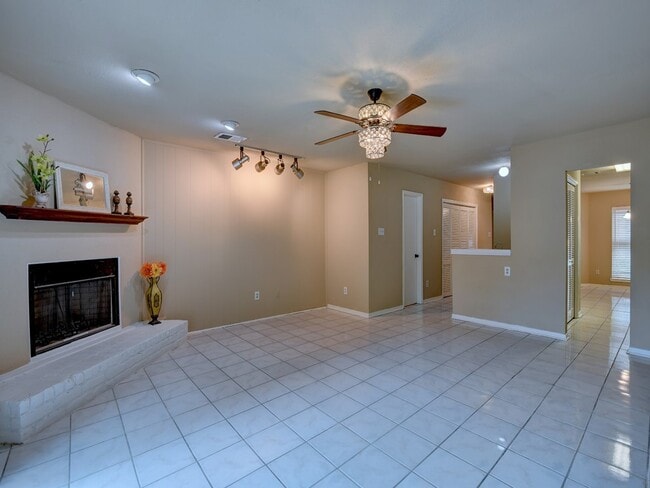 Primary Photo - 6330 Creekbend Dr
