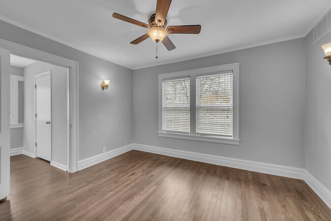 Building Photo - Gorgeous East Crestwood Home