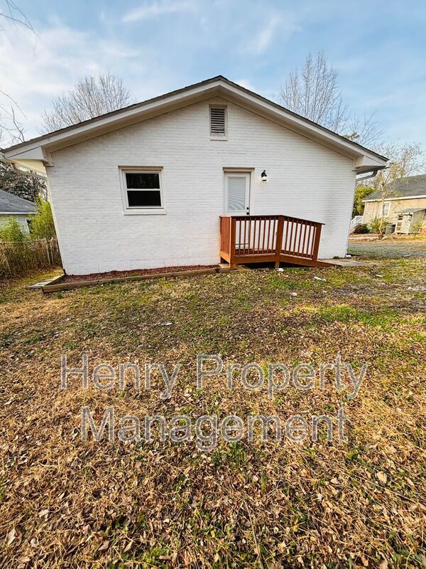 Building Photo - 1122 Drew St