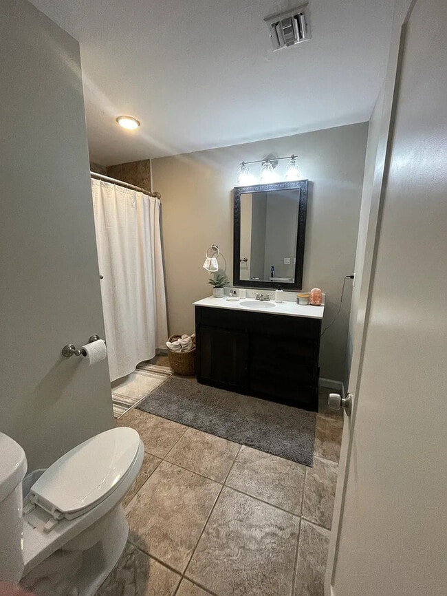 Building Photo - HOUSE FOR RENT