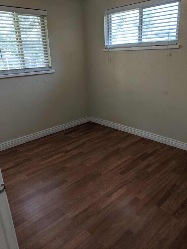 Building Photo - West Wash Park 2/1 Lots of Light, Mountain View and Reserved Parking!!