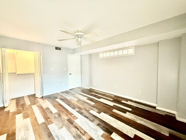 Building Photo - 2800 Cove Cay Dr